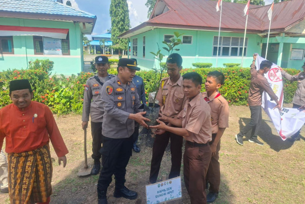 Sosialisasi Bahaya Narkoba & Police Go To School Sasar Pelajar SMKN I Sungai Apit