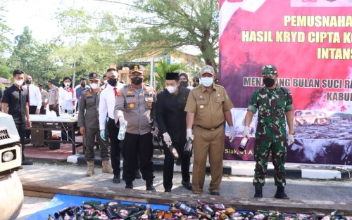 Dihadiri Bupati, Polres Siak Musnahkan Miras dan Knalpot Brong 