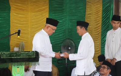 Masyarakat Tembilahan Antusias Sambut Kedatangan Gubri