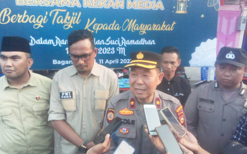 Polsek Bangko Buka Bersama Rekan Media dan Berbagi Takjil