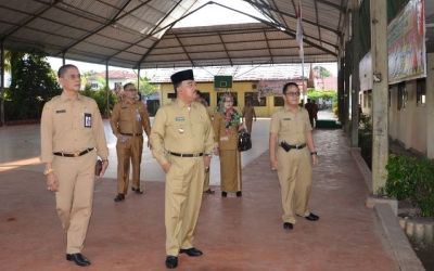 Bupati Kampar Tinjua Pelaksana UN di SMPN 1 Bangkinang