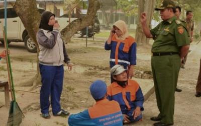 Ahmad Syah Sambangi Tenaga Kebersihan di Kecamatan Pinggir