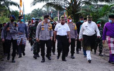 Kapolda Riau Distribusikan 1300 Paket Sembako di Siak