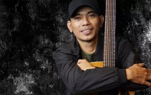 Haru Aris Idol, Lelang Gitar untuk Donasi ke Pengamen
