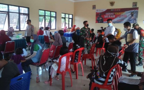 Ratusan Warga Bungkal Serbu Gerai Vaksin Merah Putih