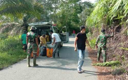 Satgas TMMD Bersama Warga Goro Bersihkan Bahu Jalan 