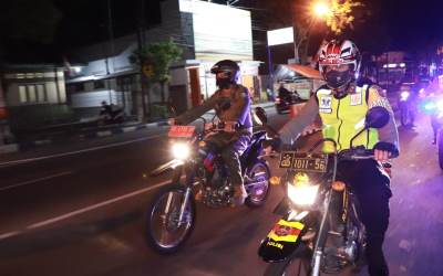 Kapolres Ponorogo Pimpin Patroli Besar Cegah Covid-19