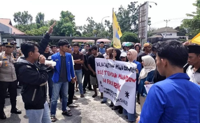 Sengkarut Roro Bengkalis, Mahasiswa dan Sopir Truk Demo Sebut Pemerintah Bajingan