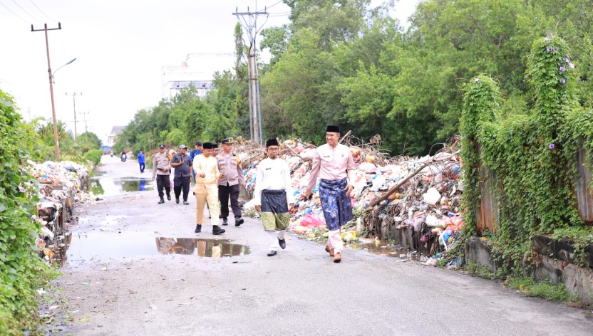 Sampah Liar di Belakang PLN Selatpanjang Ditertibkan, Akses Jalan Ditutup