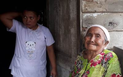 Nenek 104 Tahun Gembira Terima Bantuan Tim JB