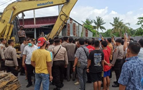 Tolak Eksekusi Lahan, Warga Bentrok dengan Petugas di Pekanbaru