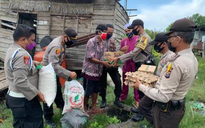 Polsek Panipahan Bagikan Sembako ke Keluarga Atan Cili