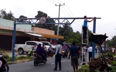 Pemda Kampar Pasang Portal Akses PT Tasma Puja