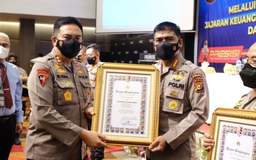 Kapolda Riau Berikan Reward Satker Berprestasi