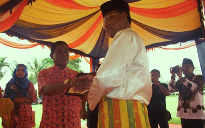 Bupati Rohil Terima Anugrah Riau Pesisir Award 2015