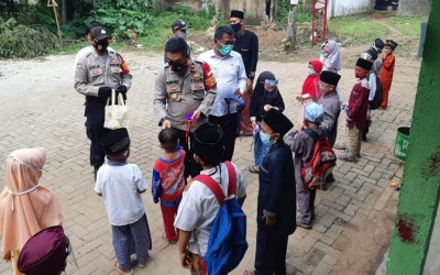 Disiplinkan Masyarakat, Polsek Tigaraksa Bagi-bagi Masker