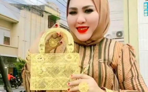 Viral, Wanita Bernama Mira Beli Tas Emas Dior Rp 553 Juta