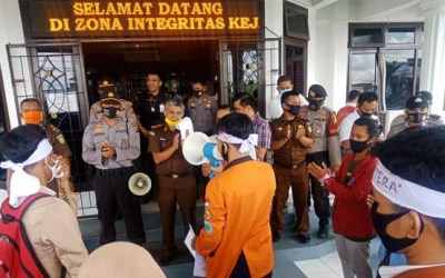 Dugaan Korupsi Bankeu, Mahasiswa Datangi Kejari Inhu