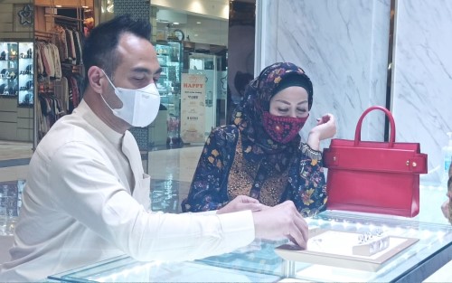 Venna Melinda dan Ferry Irawan Hunting Cincin