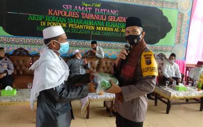 Kapolres Tapsel Sumbang Wastafel dan Masker ke Ponpes Al-Abraar