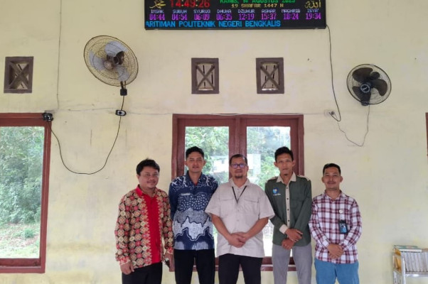 Dosen dan Mahasiswa Polbeng Pasang Running Text di Musholla