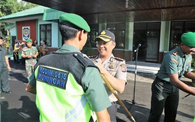 Kapolres Kuningan Sematkan Rompi ke Anggota Kodim