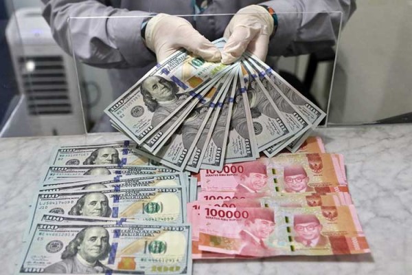 Nilai Tukar Rupiah Nyaris Tembua 17.000 Terhadap Dolar AS
