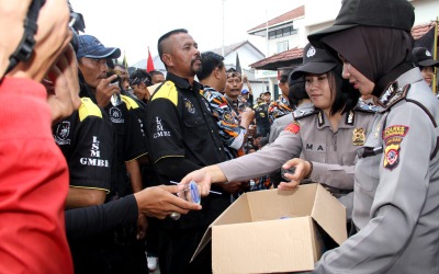 Keren, Begini Aksi Polwan Polres Kuningan Hadapi Demo
