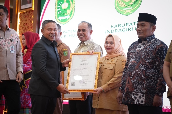 Bupati Bengkalis Kasmarni Terima dua Sertifikat KIK dari Kementerian Hukum RI
