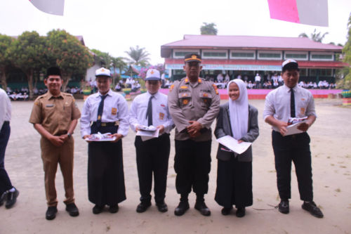 Police Goes To School Oleh Kapolsek Lubuk Pimpin Upacara Bendera