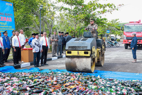 Satpol PP Siak Musnahkan Ribuan Botol Miras Hasil Sitaan