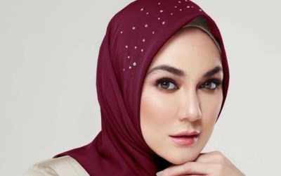 Bikin Pangling, Luna Maya Jadi Model Hijab 