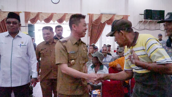 Bupati Rohil Serahkan Bantuan Sembako pada Abang Becak dan Gerobak