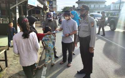 Camat Sungai Apit Bagikan Masker ke Masyarakat