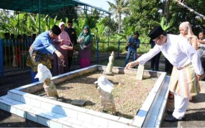 Bupati Prihatin Melihat Kondisi Makam Bersejarah di Pulau Bengkalis