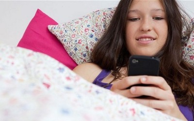 Berponsel Sambil Tidur Ternyata Buruk untuk Kesehatan