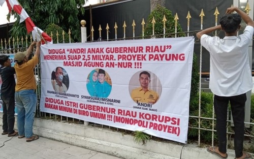 Heboh! Spanduk Gubri dan Anak Diduga Terima Suap Proyek Payung Mesjid An-Nur