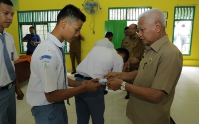 Plt Bupati Bagikan eKTP Go to School di Kisaran