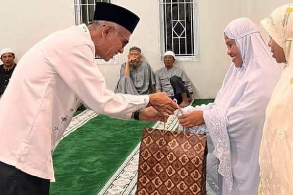 Wakil Ketua DPRD Pekanbaru Nofrizal Lepas Jamaah Haji di Kelurahan Sekip