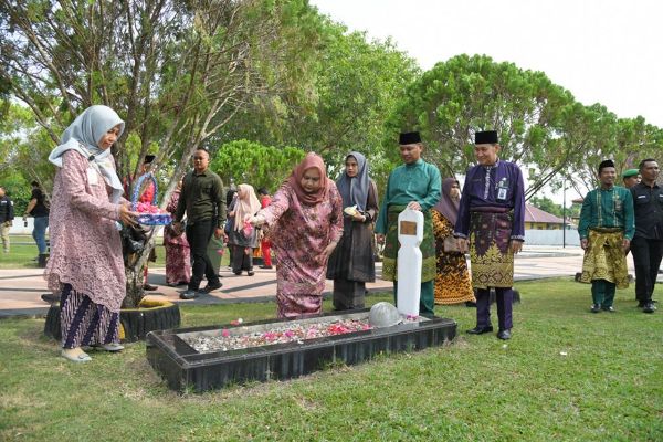 HUT Bengkalis, Bupati dan Wabup Bengkalis Ziarah ke Makam Pahlawan