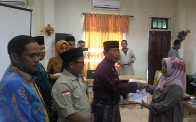 Sukiman Serahkan Santunan Kematian 2 Pengawas Pemilu