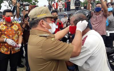 Walikota Gunungsitoli Bagikan Masker Gratis Kepada Warga 