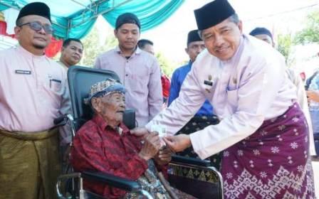 Mbah Martarejo Terima Santunan dari Bupati Siak Alfedri