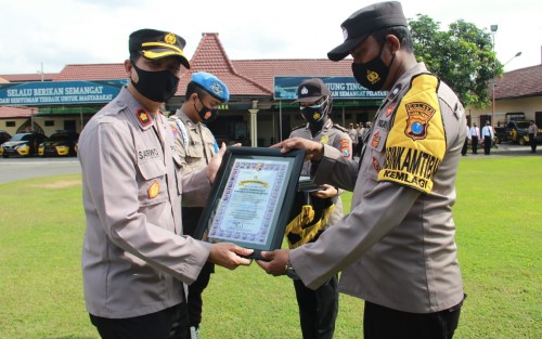 Kapolresta Mojokerto Beri Reward Bhabinkamtibmas dan Tomas 