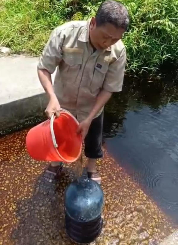 PDAM Hentikan Produksi, Warga Bengkalis Terpaksa Mandi dengan Air Parit