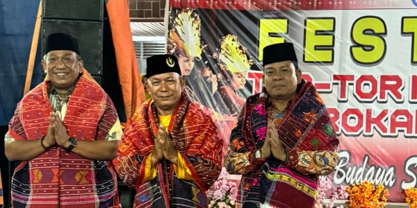 Pasangan Anton, ST., MM dan H. Syafarudin Poti Hadiri Festival Tor-tor Mandailing