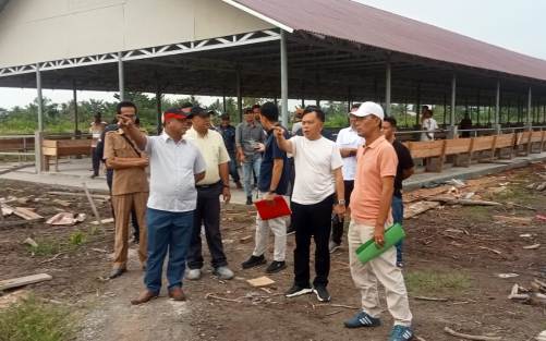 Pemdes Maini Darul Aman Serahkan Bantuan Penampung Air Hujan Kepada Warga