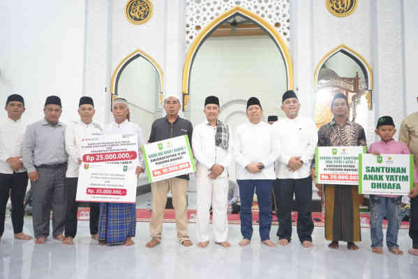 Safari Ramadhan, Pemprov Riau Salurkan Bantuan Kepada Masyarakat Sabak Permai