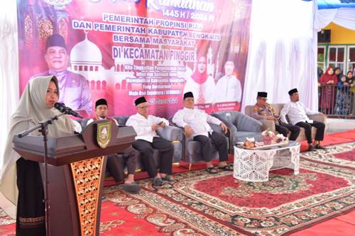 Bupati Kasmarni Dampingi Pj Gubri Safari Ramadhan di Kecamatan Pinggir