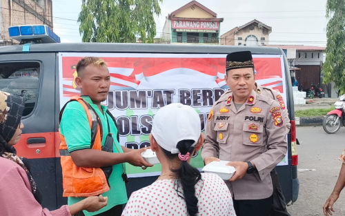 Polsek Tualang Jum'at Berbagi Bersama Petugas Parkir dan Pedagang Kaki Lima